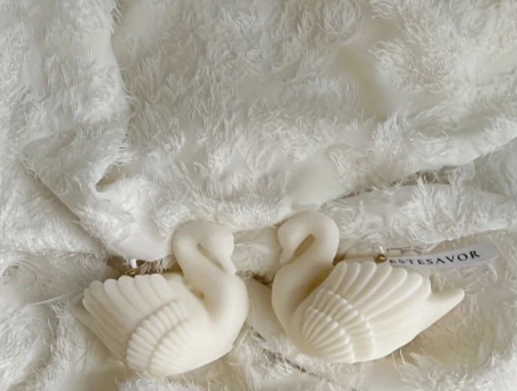 Elegant Swan Candle