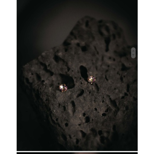 Fire topaz stud earrings 3mm 14 carat gold