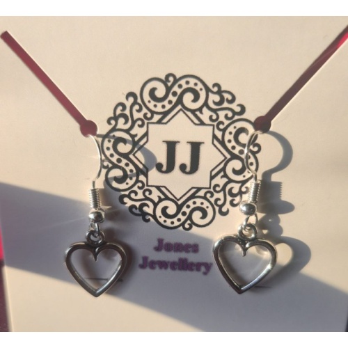 Classic simple heart earrings
