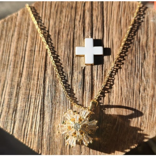 Gold plated spinning flower crystal pendant